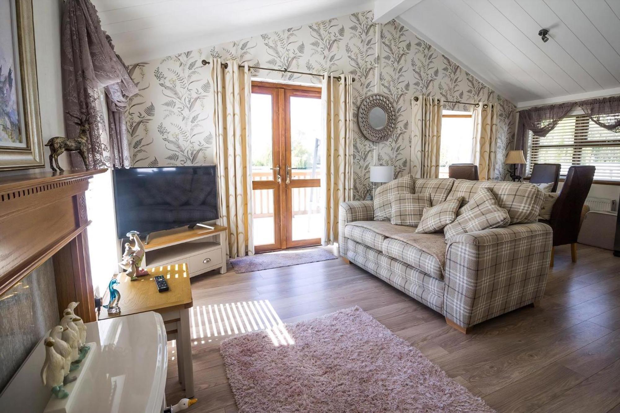 Stunning Lodge With Free Wifi For Hire At Carlton Meres In Suffolk Ref 60013M Saxmundham Exterior photo